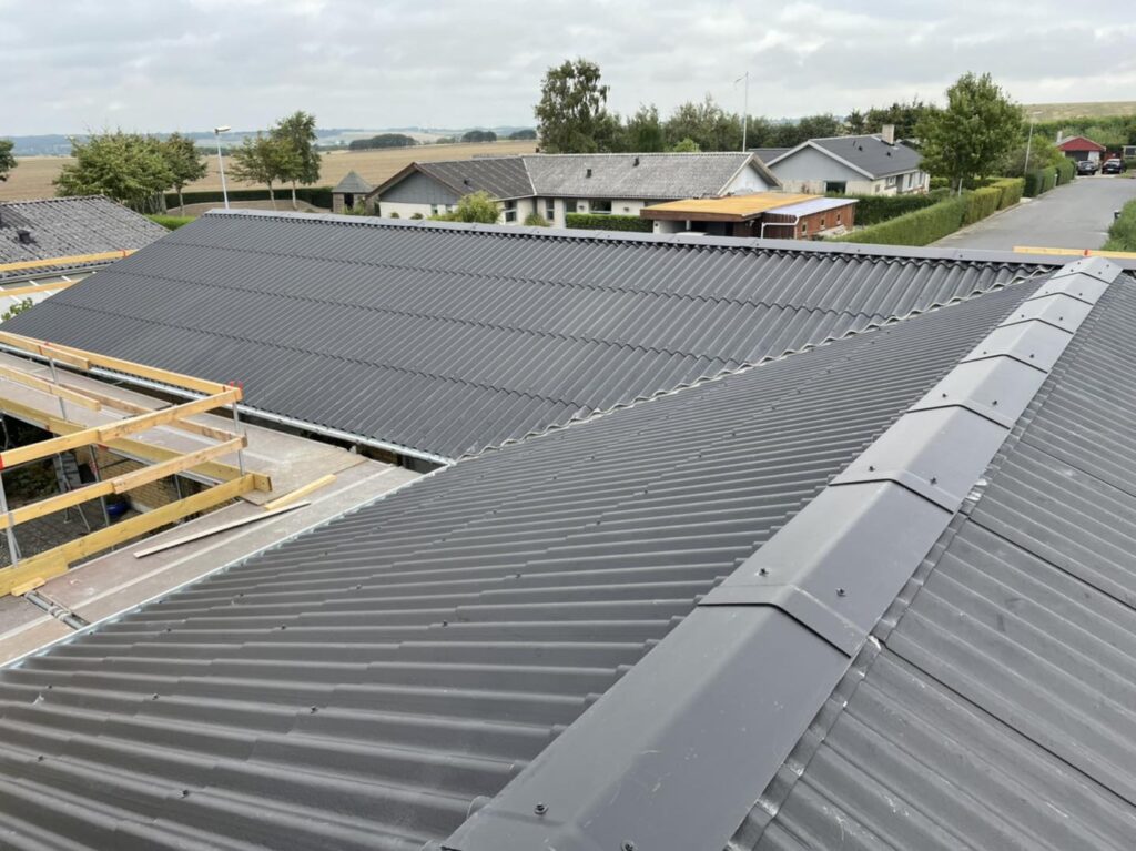 Nye sorte ståltage på parcelhuse i boligområde