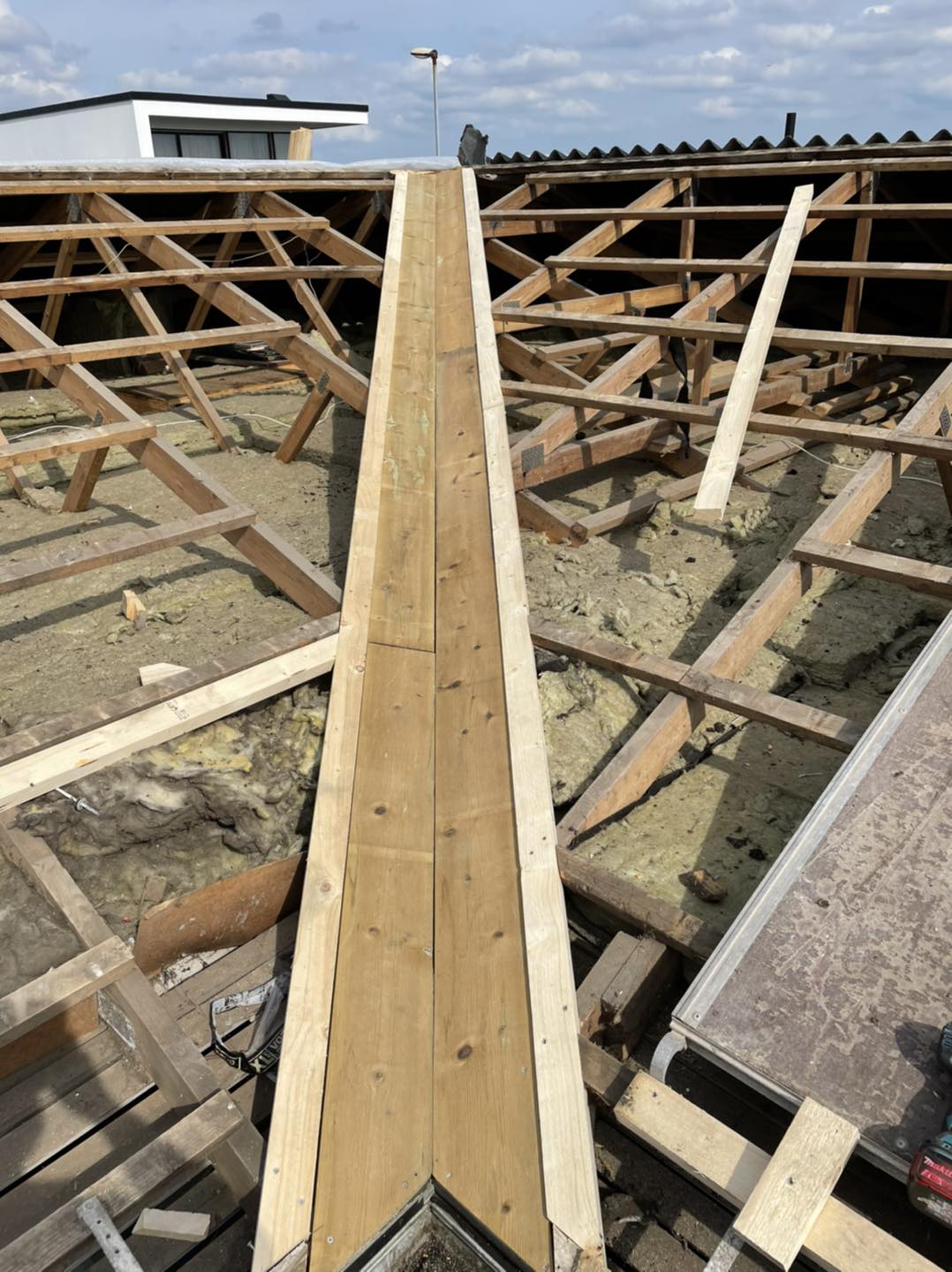 Tagkonstruktion med trærammer under renovering