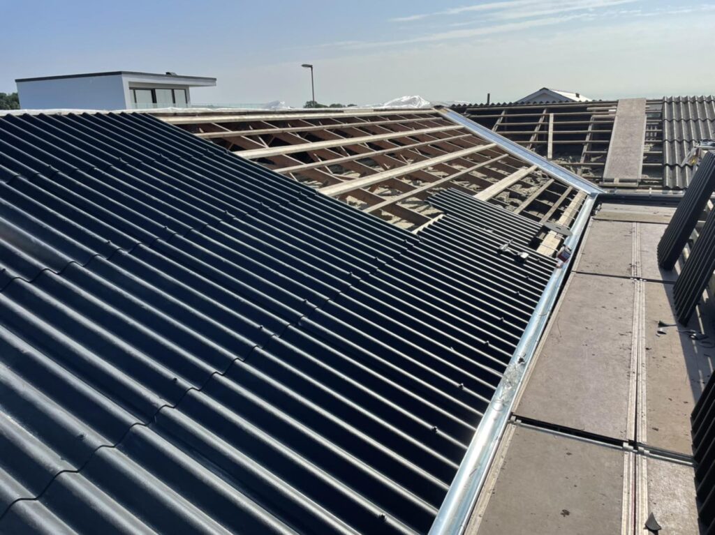 Tagrenovering med nye sorte tagplader