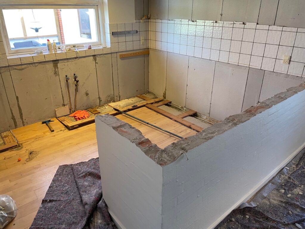 Renovering af køkken med fjernet skabe og vægfliser